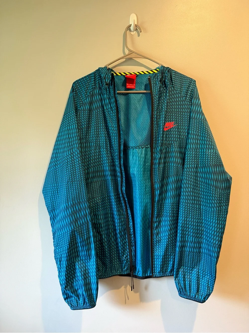 Men’s ’Nike’ lightweight windbreaker jacket